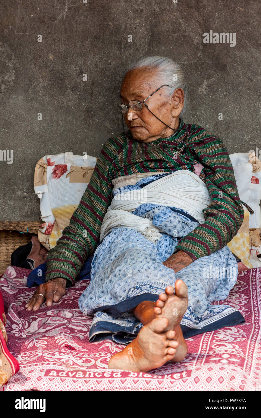 Bhaktapur, Nepal.  Alte Frau in öffentlichen Treffpunkt (Pati) ruhen. Stockfoto