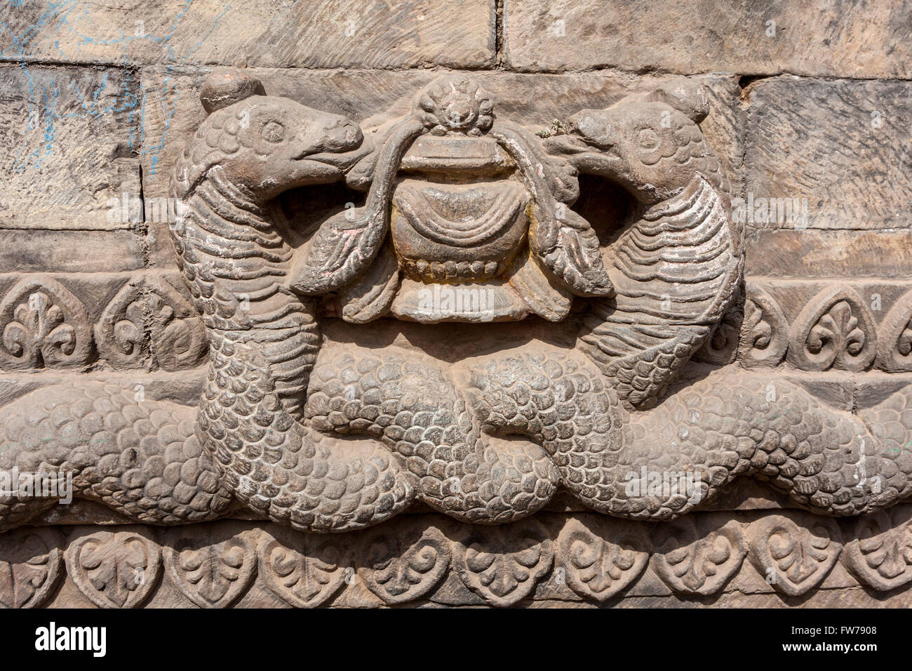 Bhaktapur, Nepal.  Schlange-Verzierung auf einem der Wächter entlang der Treppe zum Nyatapola-Tempel. Stockfoto