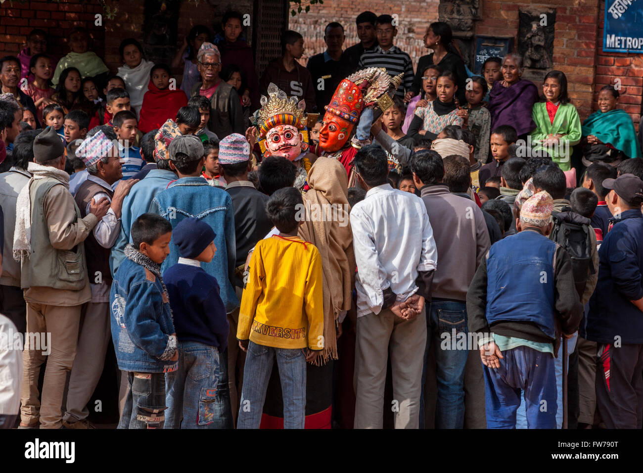 Bhaktapur, Nepal.  Menschen Sie umgebende maskierte Figuren Hindu-Gottheiten am Durbar Square. Stockfoto