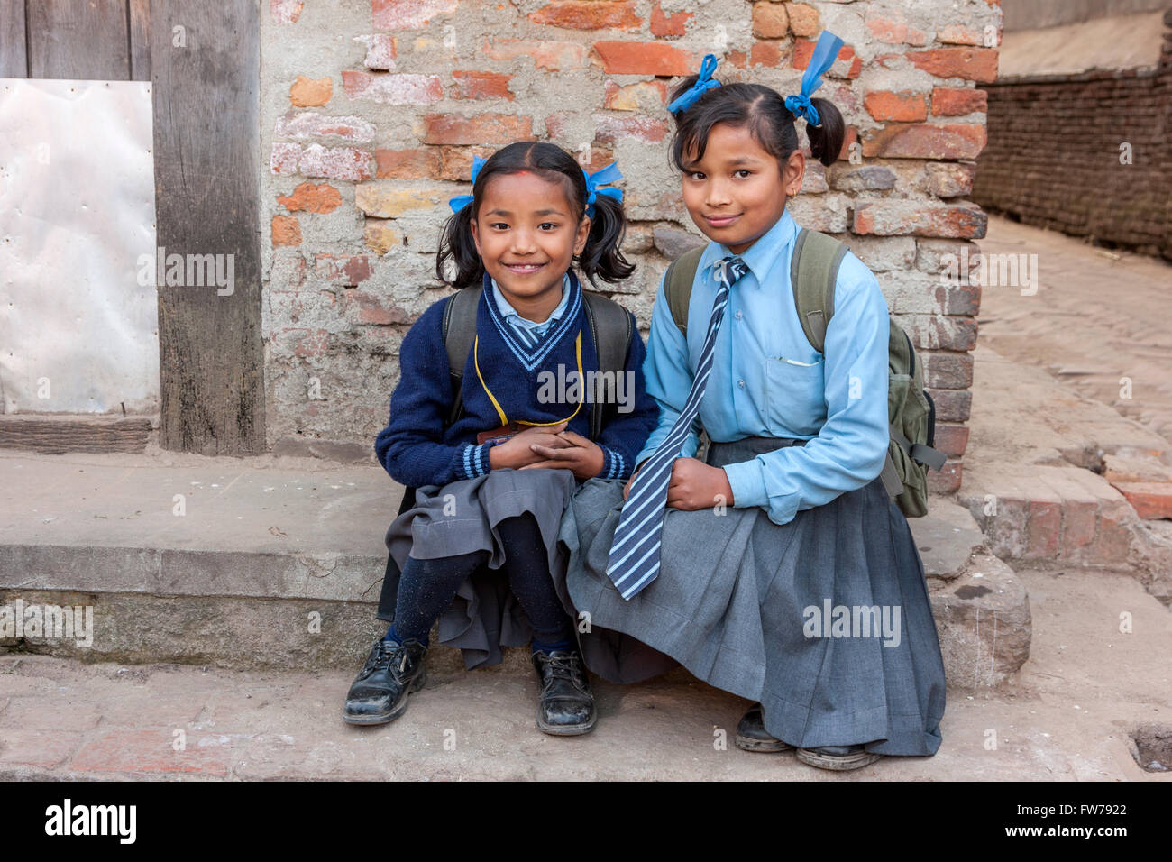 Bhaktapur, Nepal.  Zwei Schulmädchen in Uniform. Stockfoto