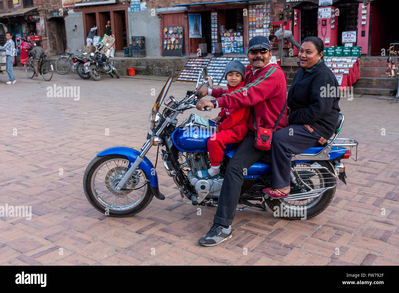 Bhaktapur, Nepal.  Christian Minister mit Familie auf dem Motorrad. Stockfoto