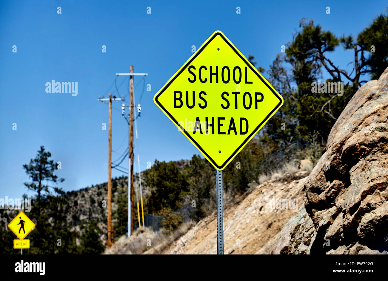 School Bus Stop voraus Schild mit Fußgängerüberweg anmelden Hintergrund und Mountain terrain Stockfoto