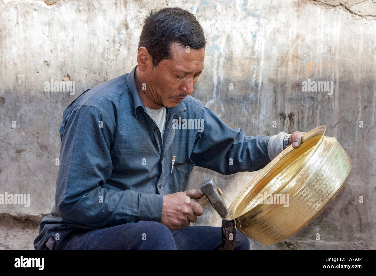 Bhaktapur, Nepal.  Schlosser, einen Topf in Form hämmern. Stockfoto