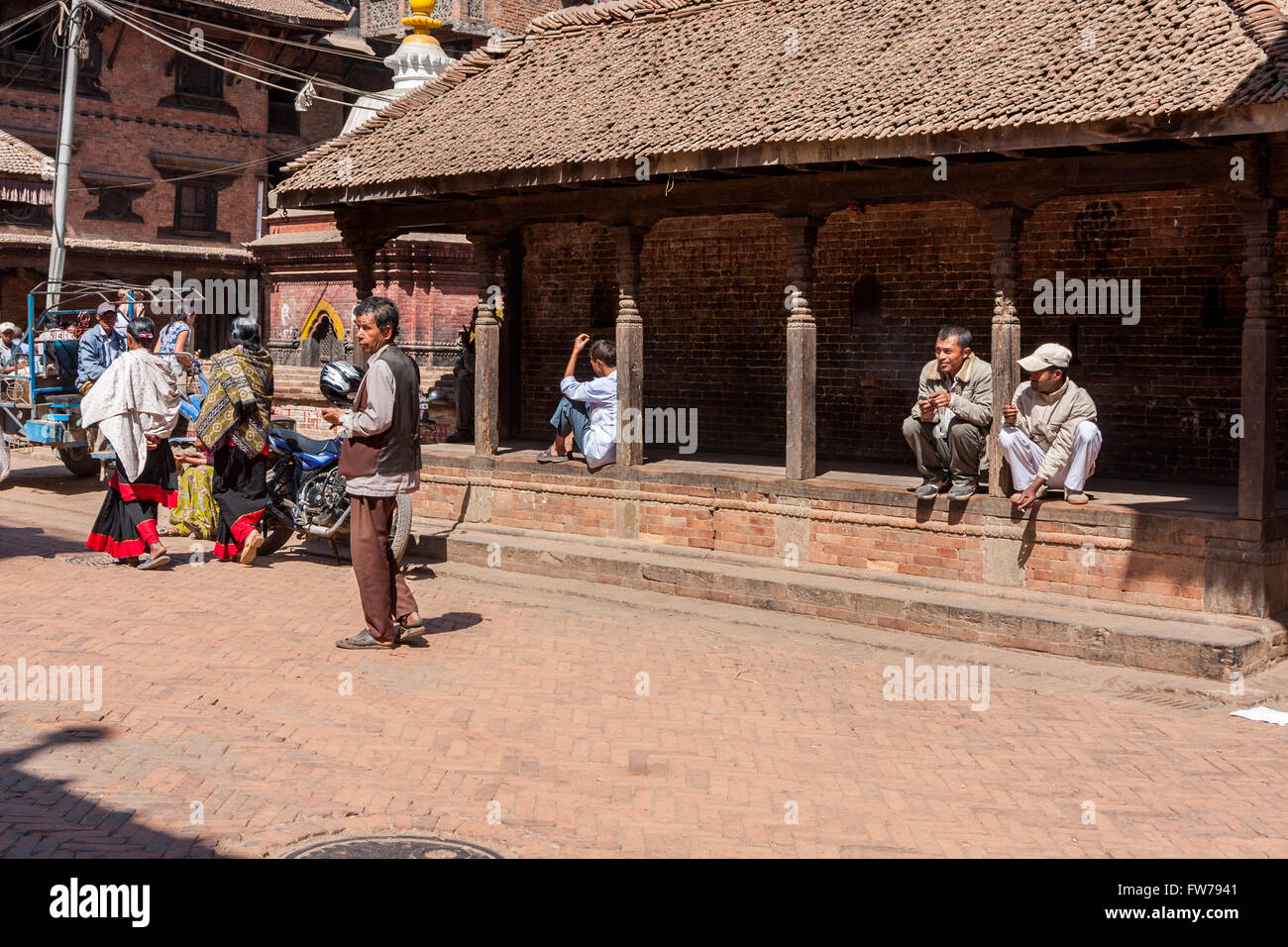Bhaktapur, Nepal.  Ein Pati, eine Nachbarschaft Tierheim oder Treffpunkt. Stockfoto