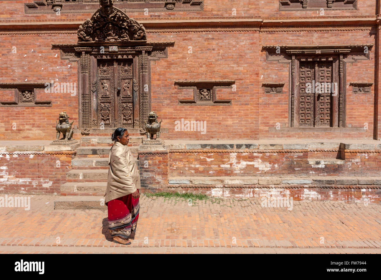 Bhaktapur, Nepal.  Frau zu Fuß tragen die traditionellen rot und schwarz von Bhaktapur Frauen getragen. Stockfoto