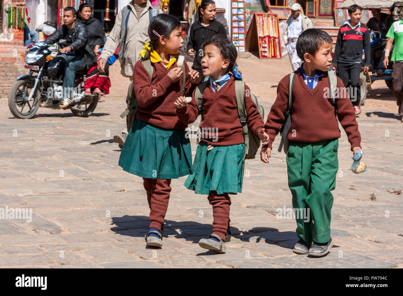 Bhaktapur, Nepal.  Junge Nepali Schüler in Schuluniformen. Stockfoto