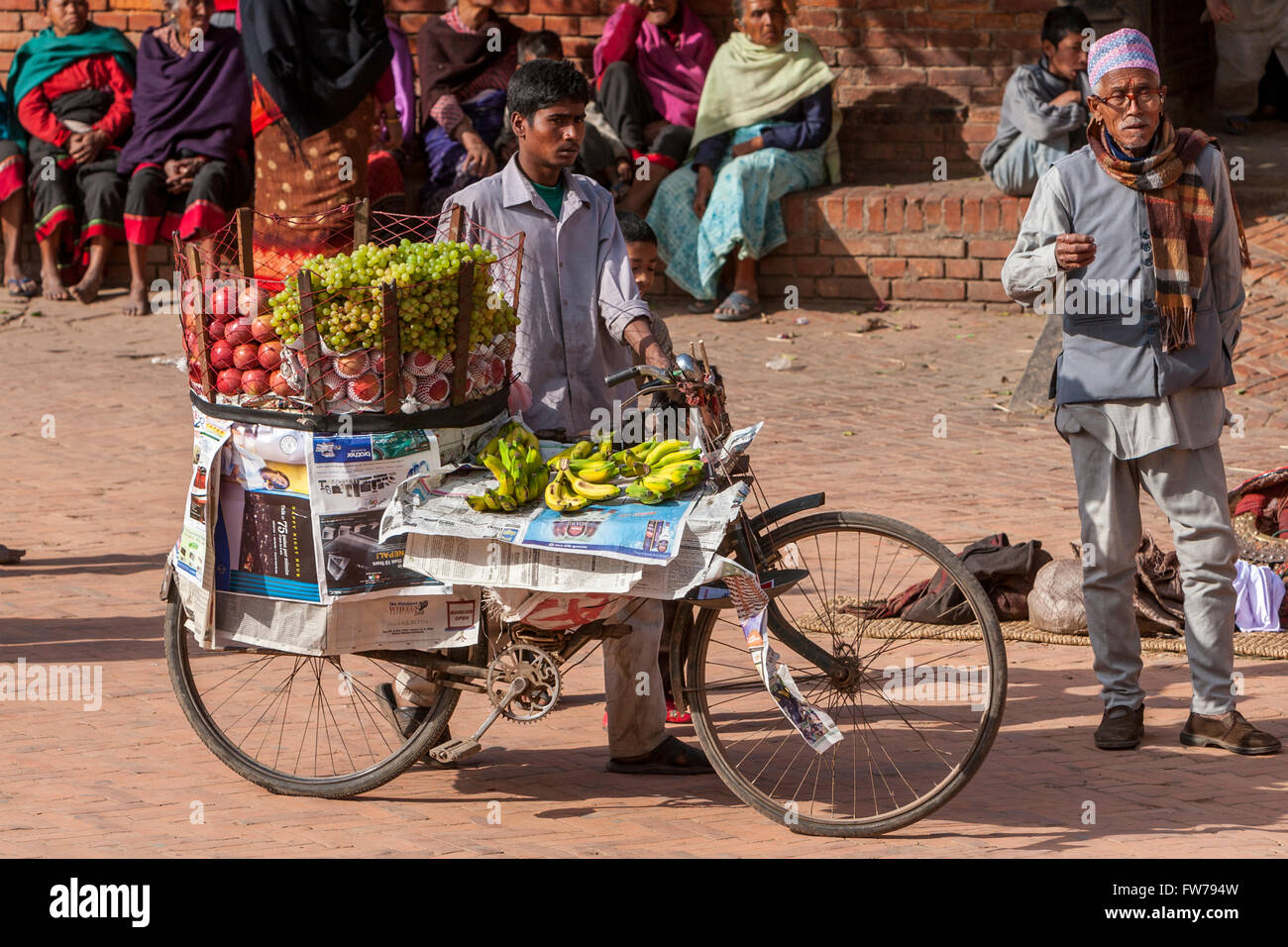 Bhaktapur, Nepal.  Obstverkäufer am Durbar Square. Stockfoto