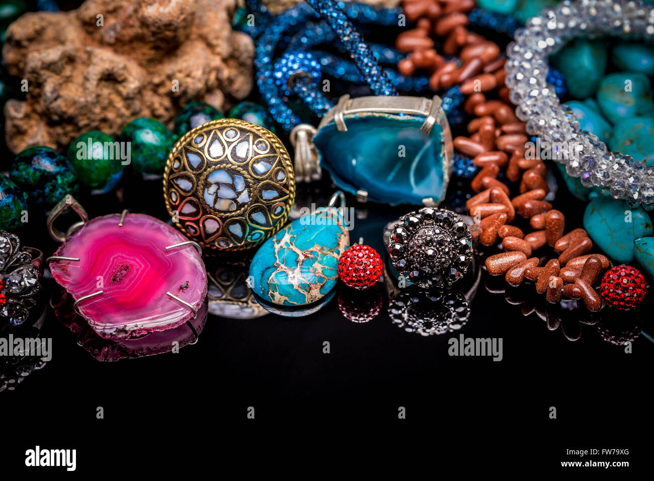 Weiblichen Accessoires mit farbigen Steinen Stockfoto