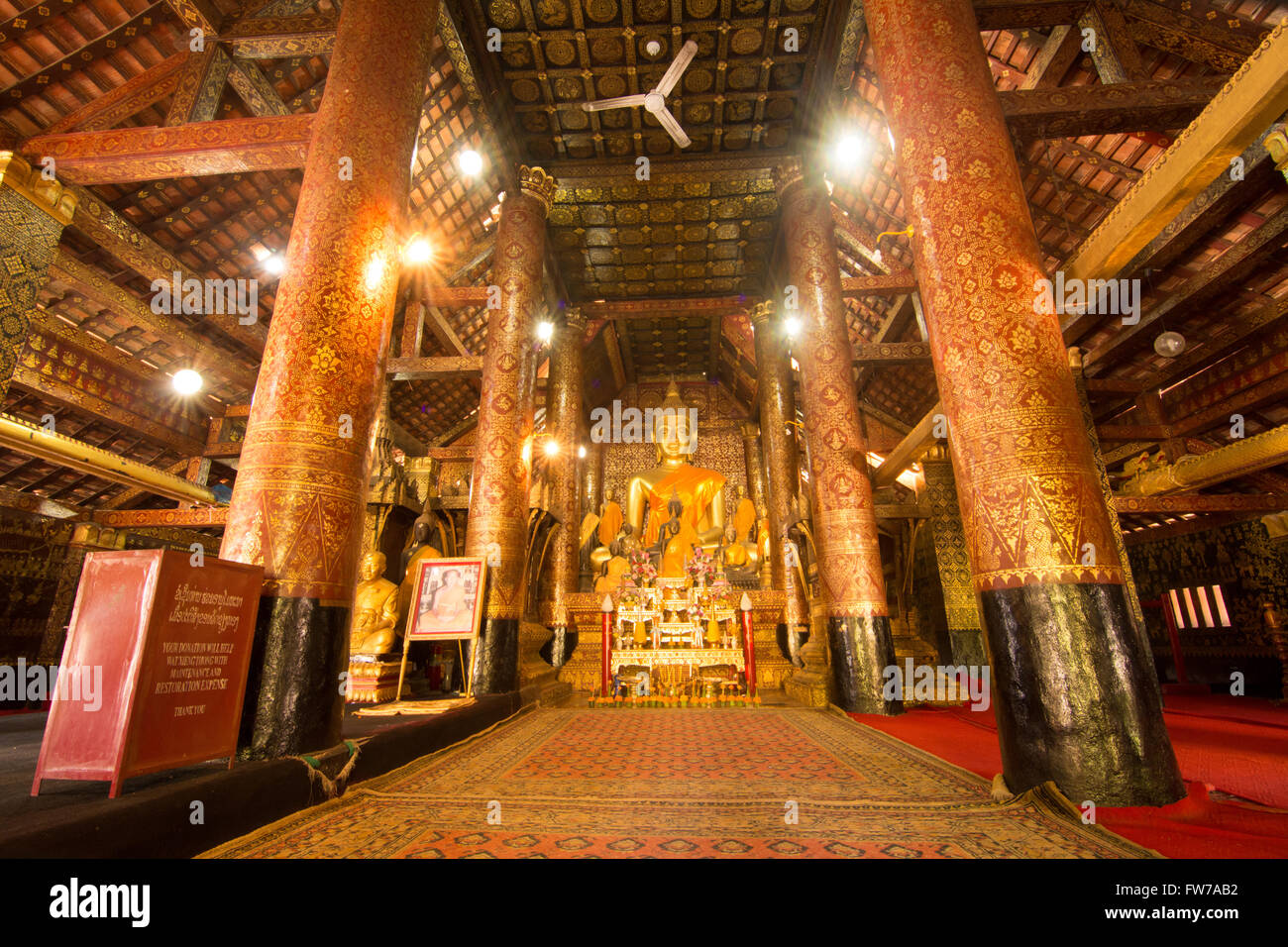 Buddha-Statue im Wat Xieng Thong, buddhistischer Tempel im Weltkulturerbe Luang Prabang, Laos Stockfoto