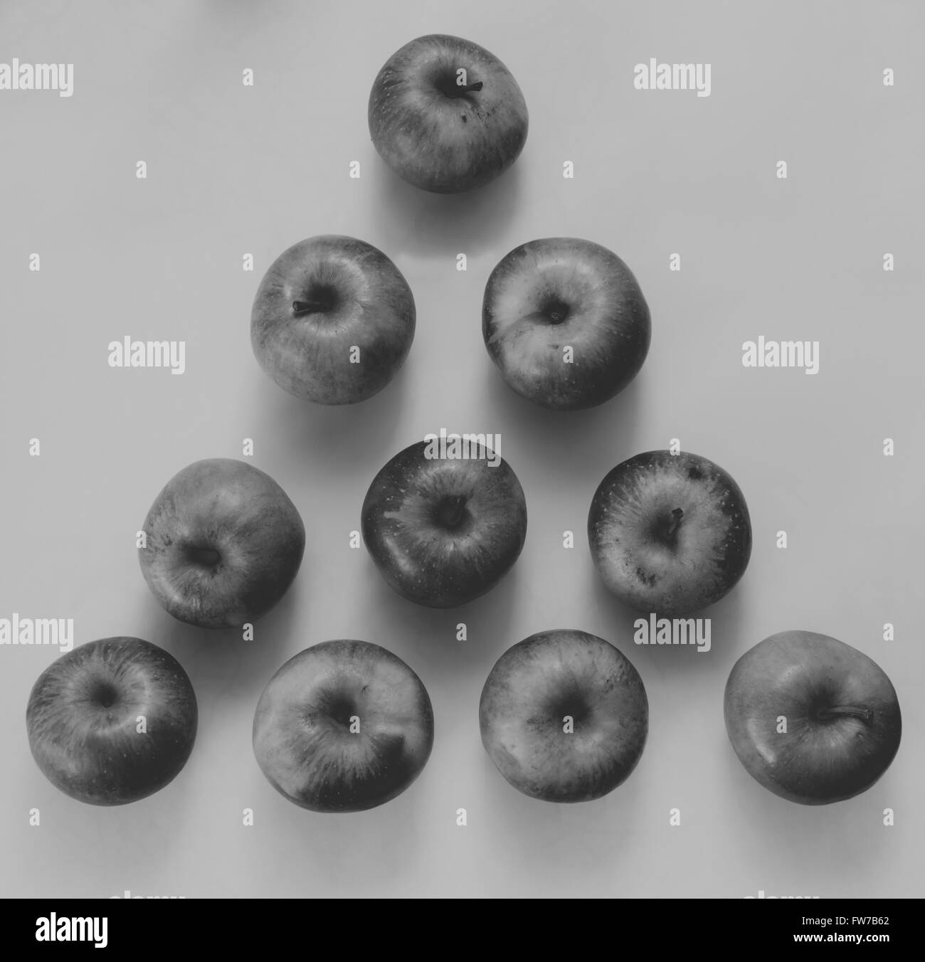 Schwarz / weiß Foto der Gruppe Äpfel im Dreieck auf weißem Hintergrund Stockfoto