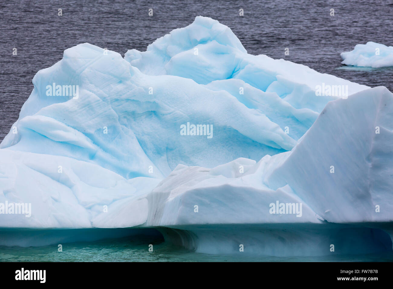 Eine Nahaufnahme von einem Wasser geformten Eisberg in Paradise Bay, Antarktis. Stockfoto