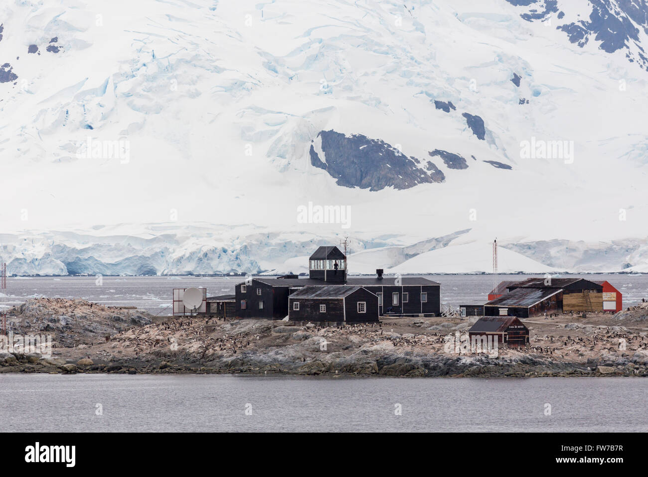 Die chilenische González Videla wissenschaftliche Forschungsstation in der Paradise Bay, antarktische Halbinsel, Antarktis. Stockfoto