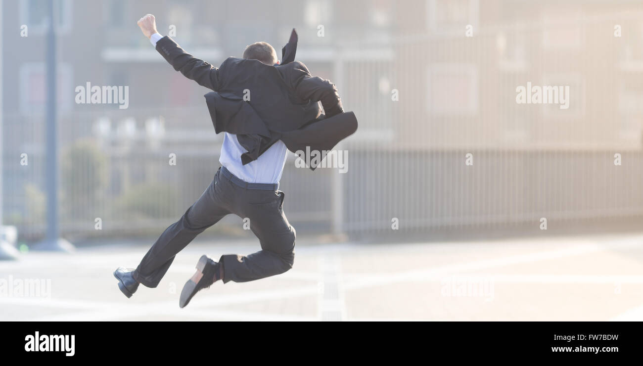 Dynamischen Geschäftsmann springen im Freien in der Stadt Stockfoto