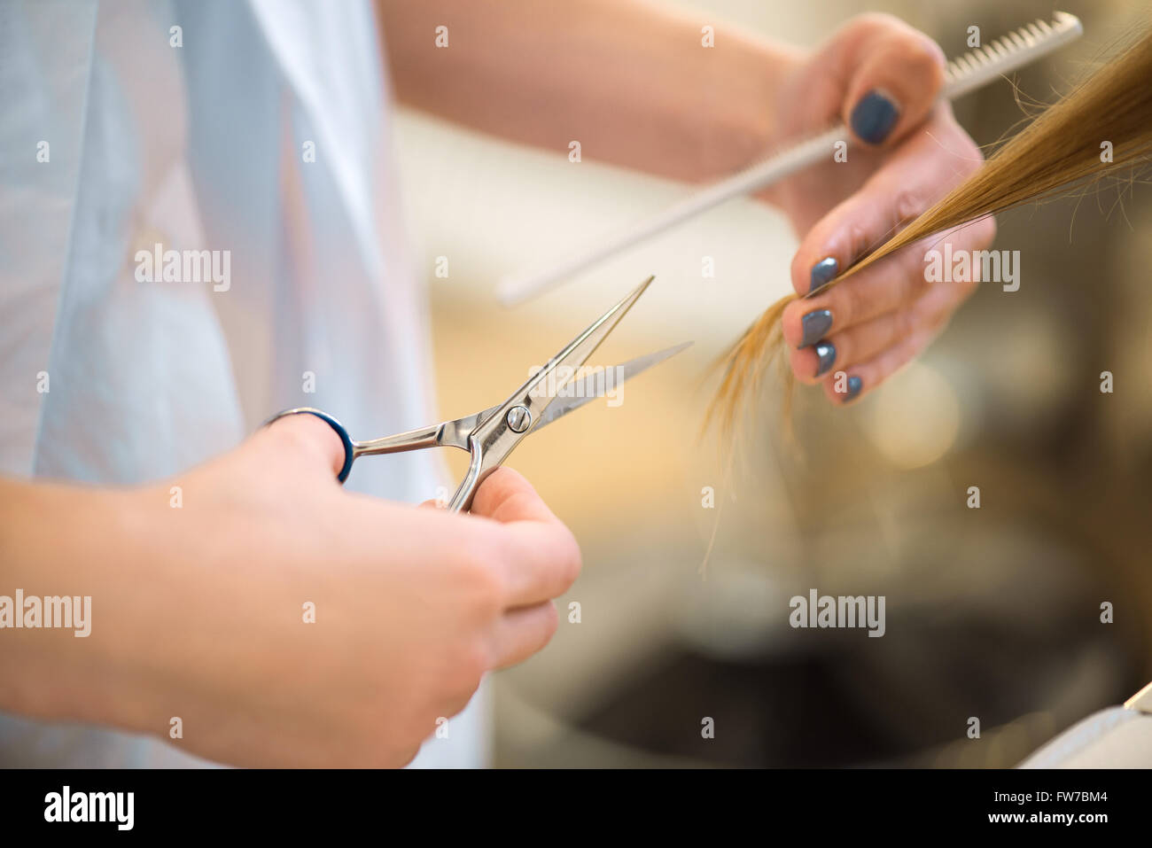 Professioneller Friseur Haare schneiden ihrer Kunden Stockfoto