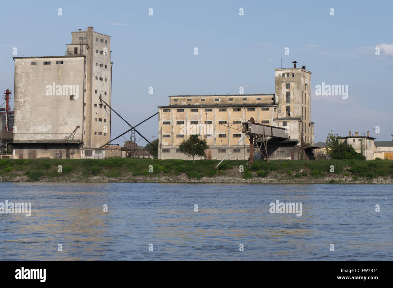 alte Fabrik - Ansicht von der Donau Stockfoto