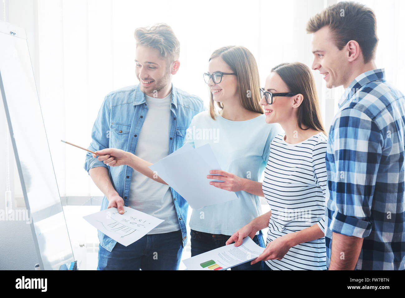 Positiv auf das Projekt arbeitenden Kolleginnen und Kollegen Stockfoto