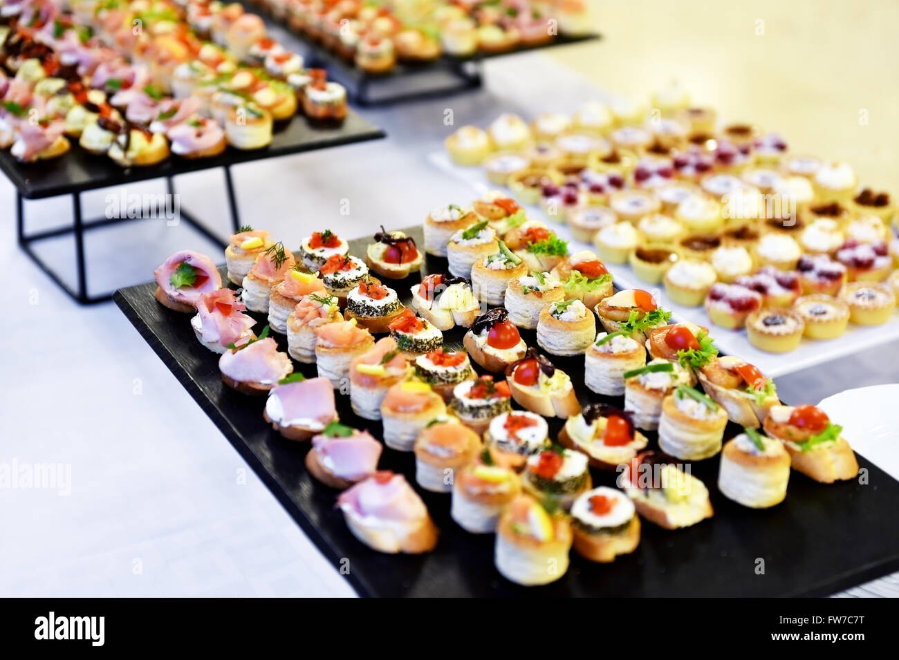 Catering Essen mit kleinen Vorspeisen auf Platten bereit für Eat erschossen Stockfoto