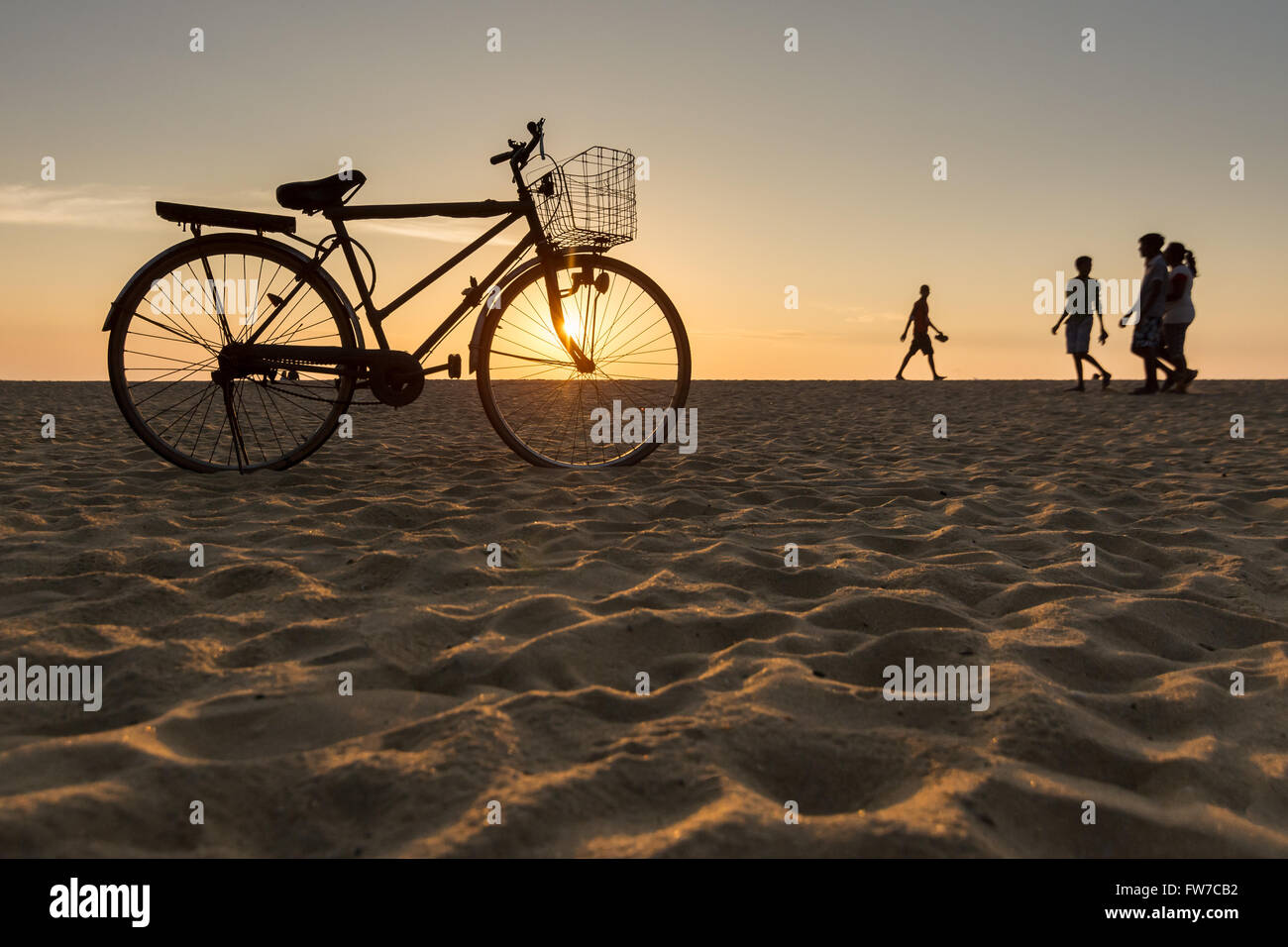 Fahrrad stehen am Strand bei Sonnenuntergang Stockfoto