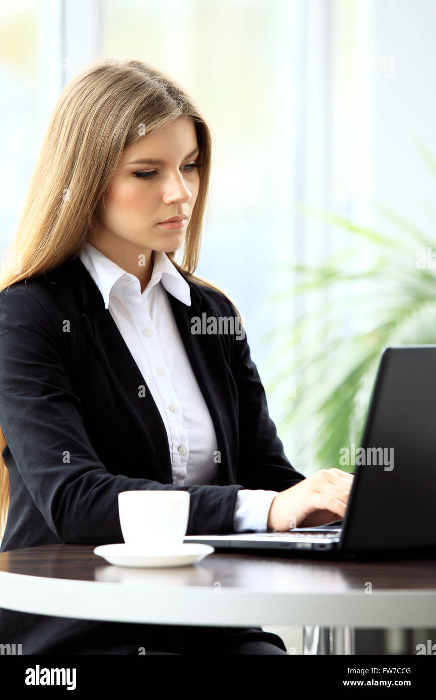 Nachdenklich Geschäftsfrau Lesen eines Artikels auf dem Tablet-PC im café Stockfoto