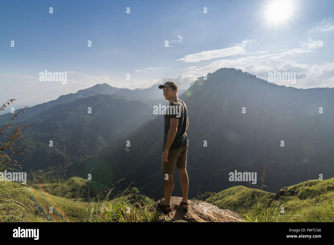 Mann steht am Rande des kleinen Adam es Peak Stockfoto