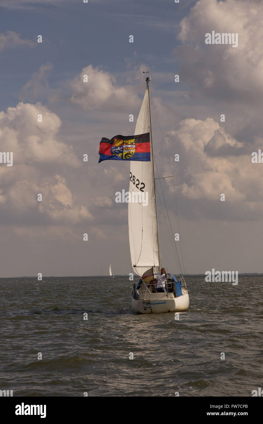 Segeln mit Fahne in der Nordsee Stockfoto