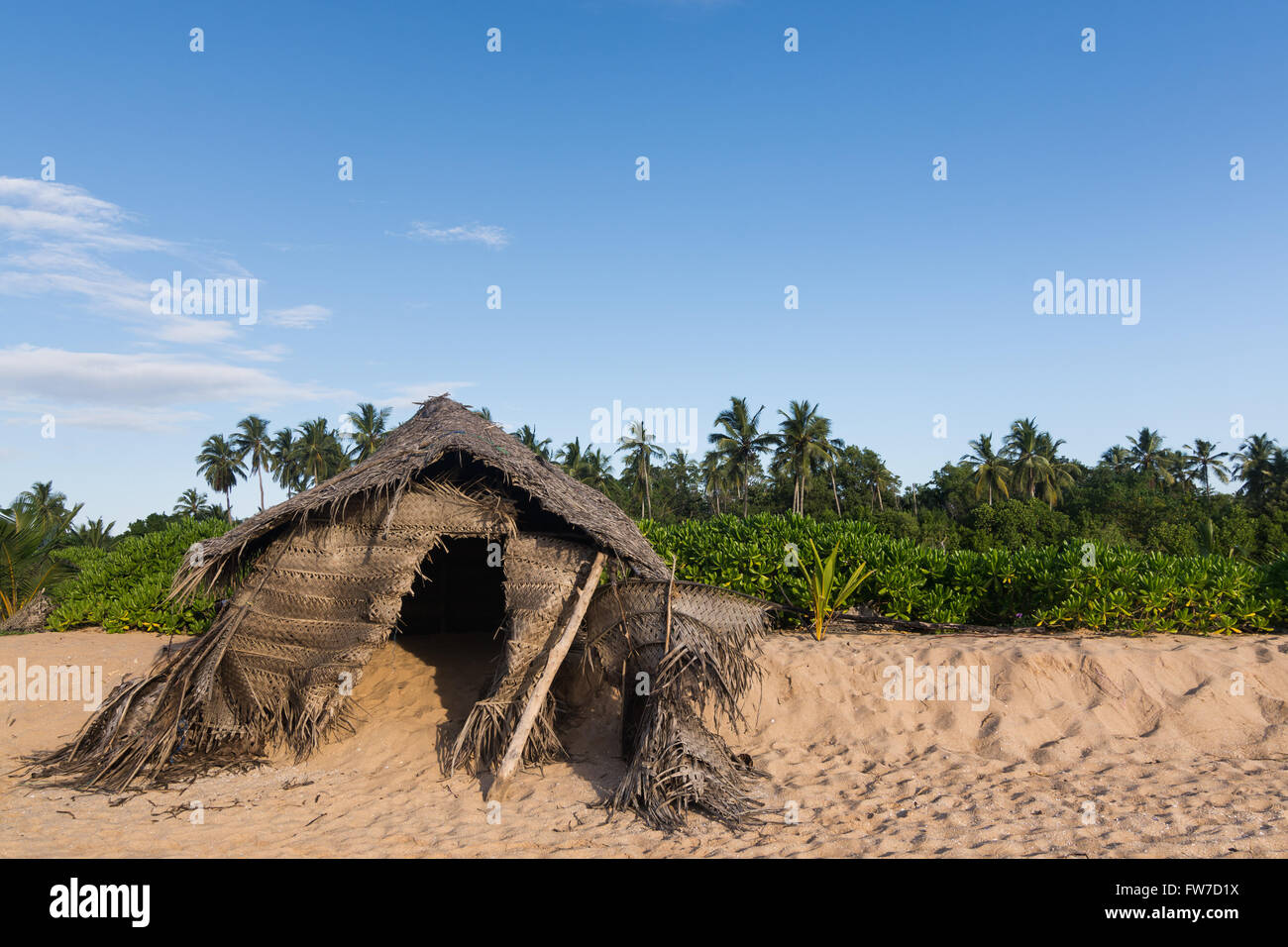 Ironischen Hütte aus Palmzweige stehen am Strand Stockfoto