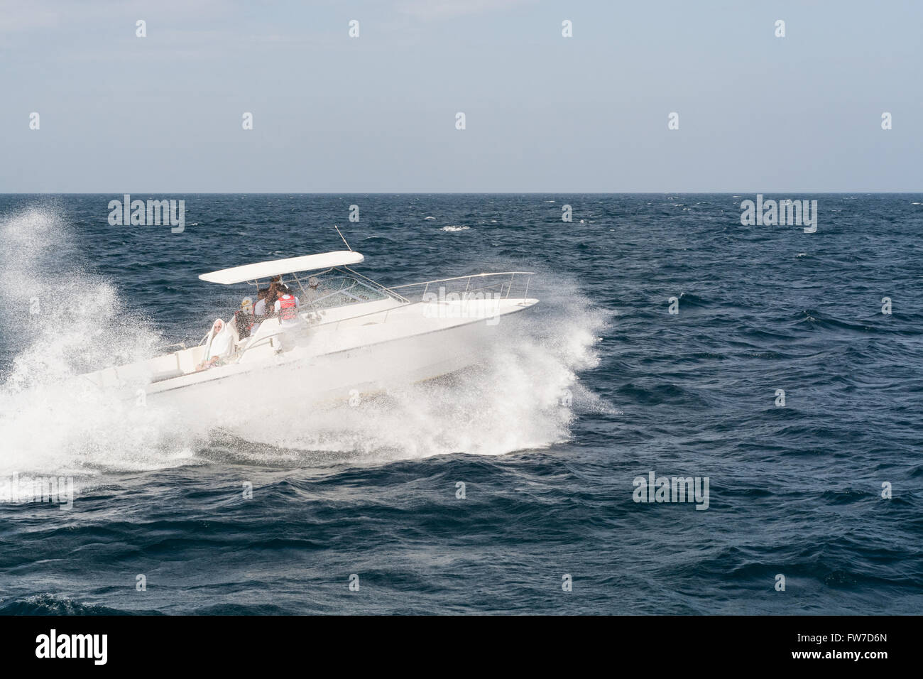 Weißes Motor Boot durch die Wellen Rauschen Stockfoto