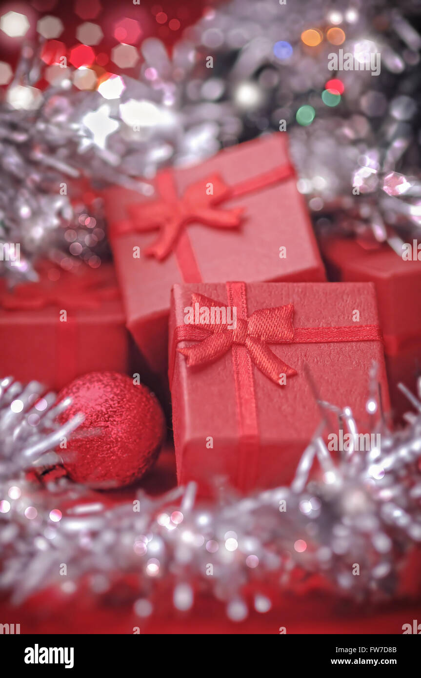 Weihnachtsgeschenke und Dekorationen auf glänzendem Hintergrund Stockfoto