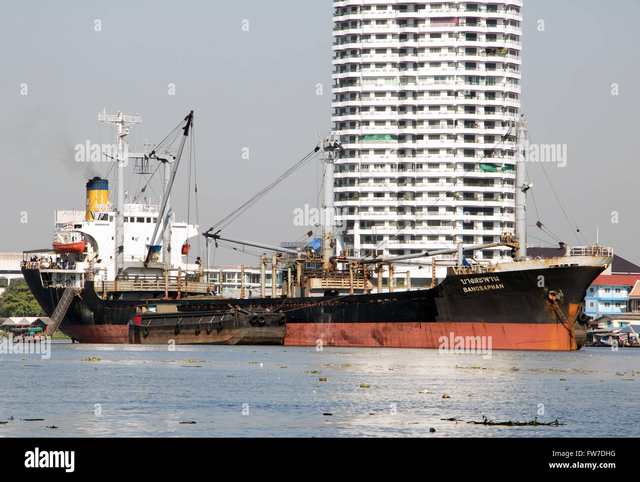 Marine Cargo Schiff vor Anker im Fluß Stockfoto