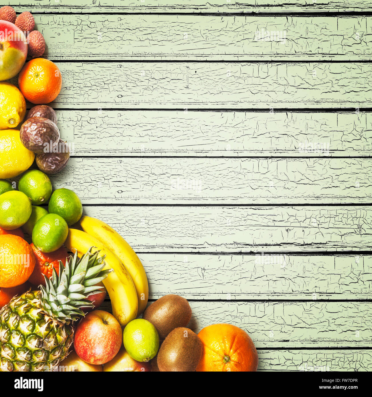 Marktfrische Früchte auf hölzernen Hintergrund. Gesunde Ernährung und Diät-Konzept. Winter-Sortiment. Kopieren Sie Raum. Ansicht von oben Stockfoto