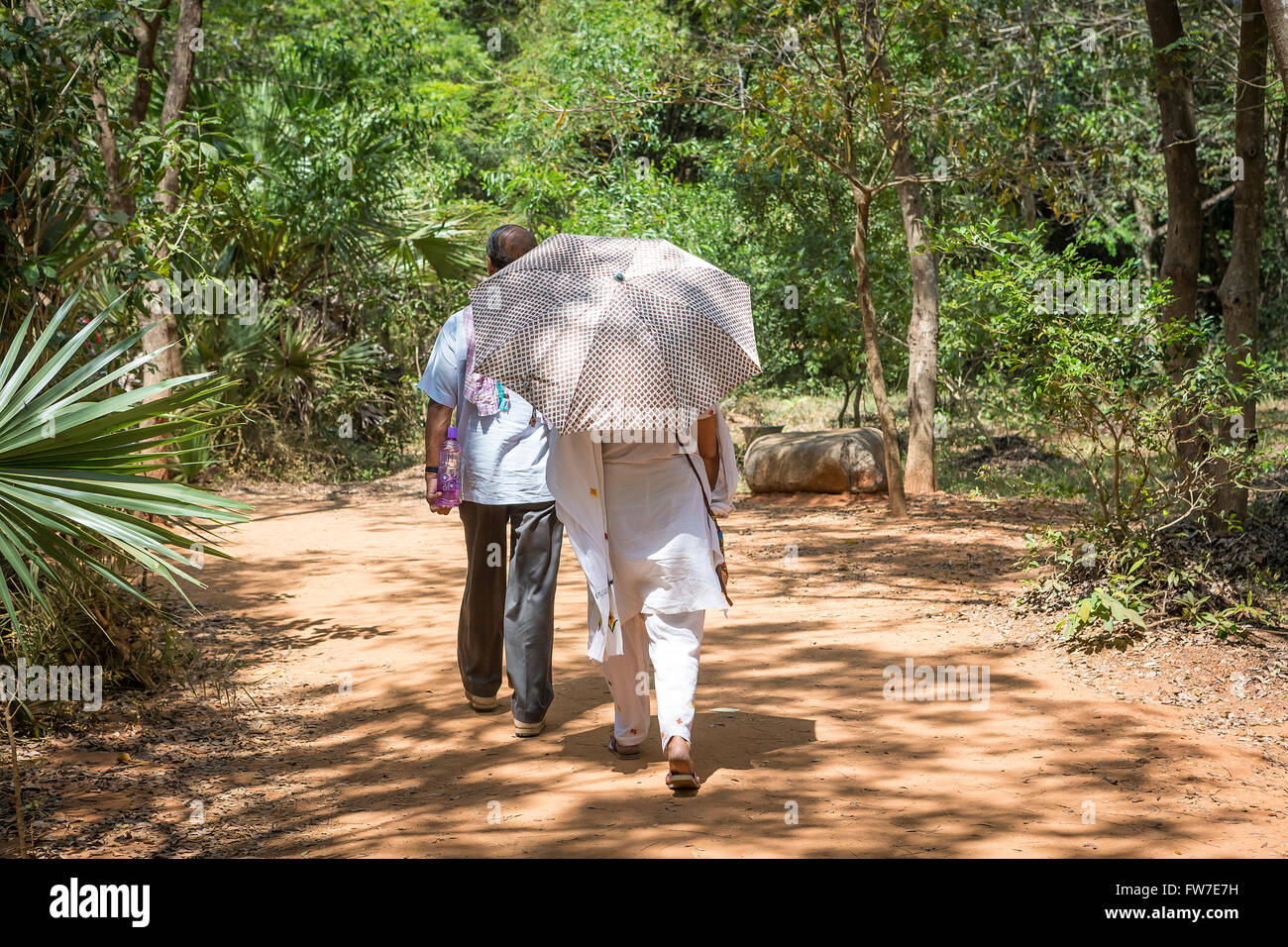 Menschen zu Fuß auf das Matrimandir in Auroville, eine experimentelle Township im Viluppuram Bezirk im Bundesstaat Tamil Nadu Stockfoto