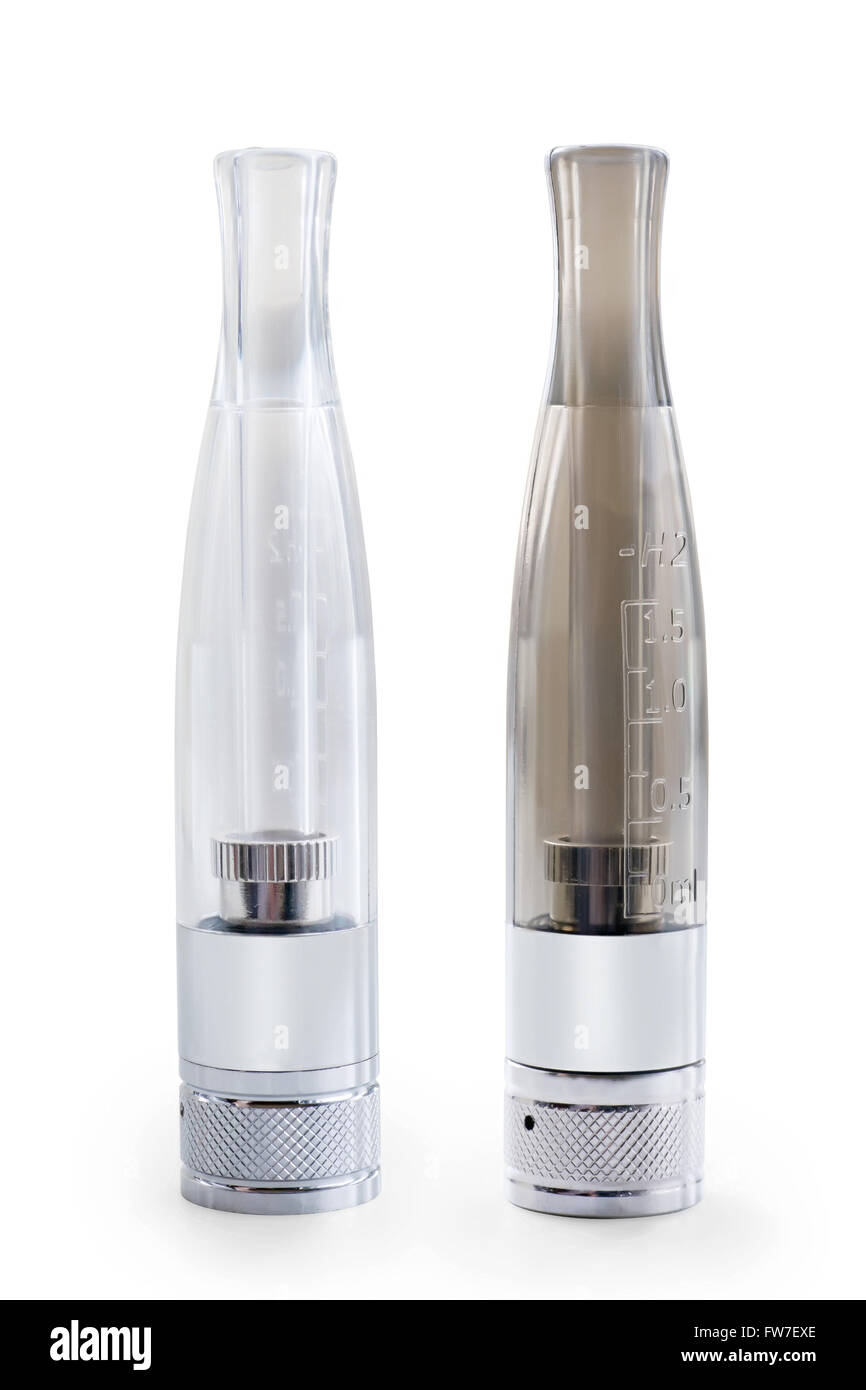 Zwei elektronische Zigarette Clearomizers isoliert auf weiss mit Beschneidungspfad Stockfoto