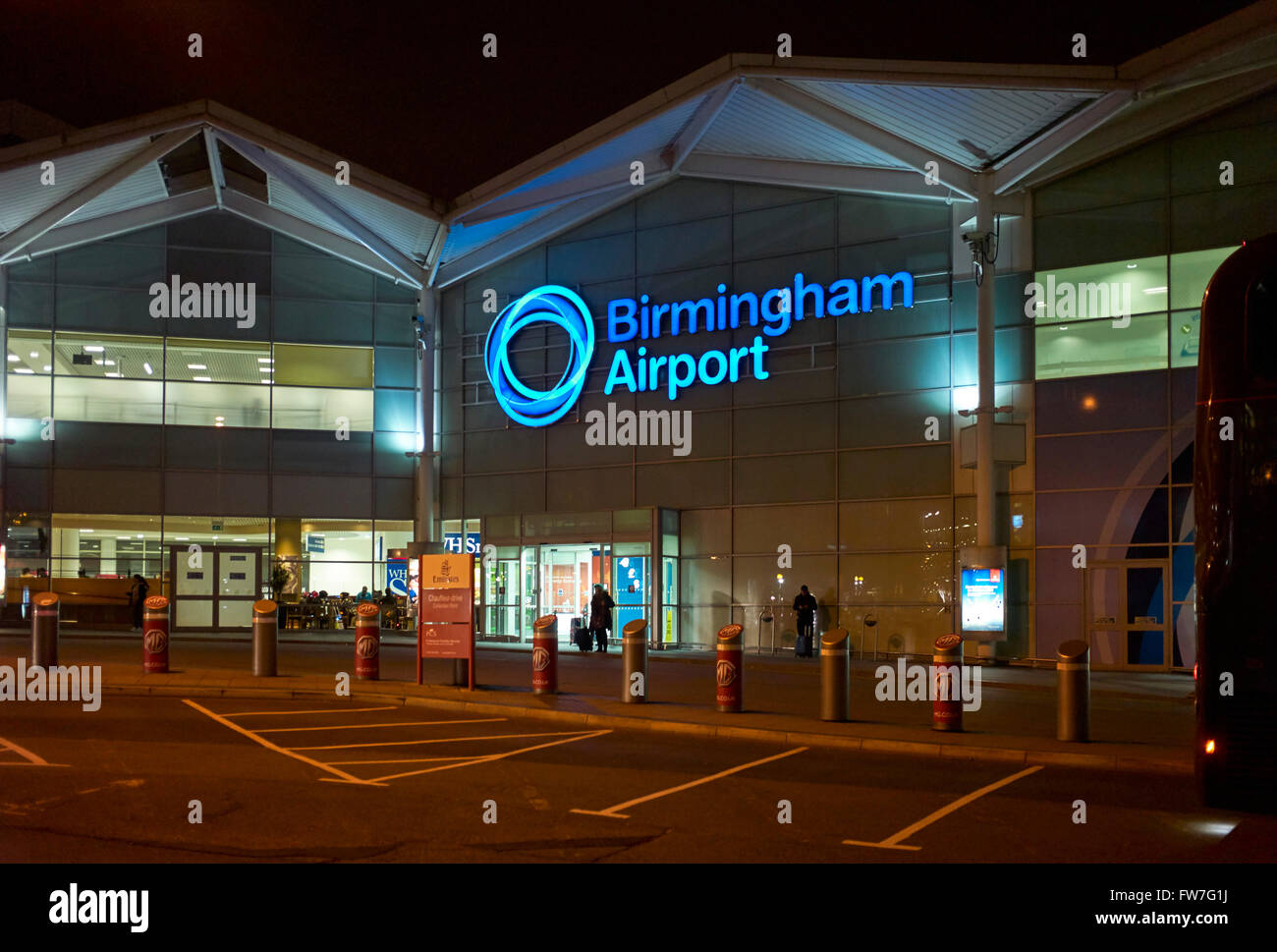 Birmingham Flughafen bei Nacht mit logo Stockfoto