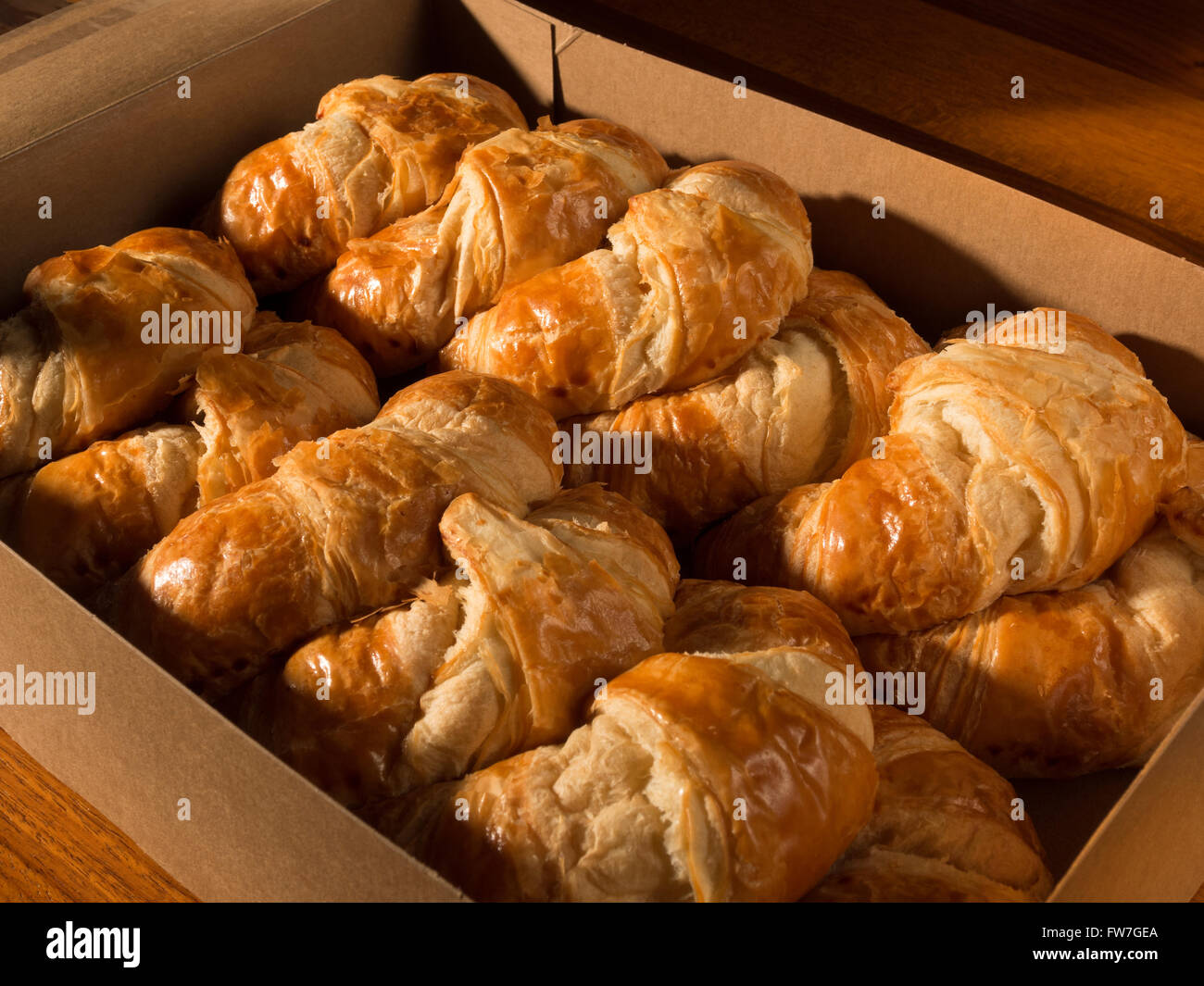 Kiste mit frisch gebackenes noch warme croissants Stockfoto