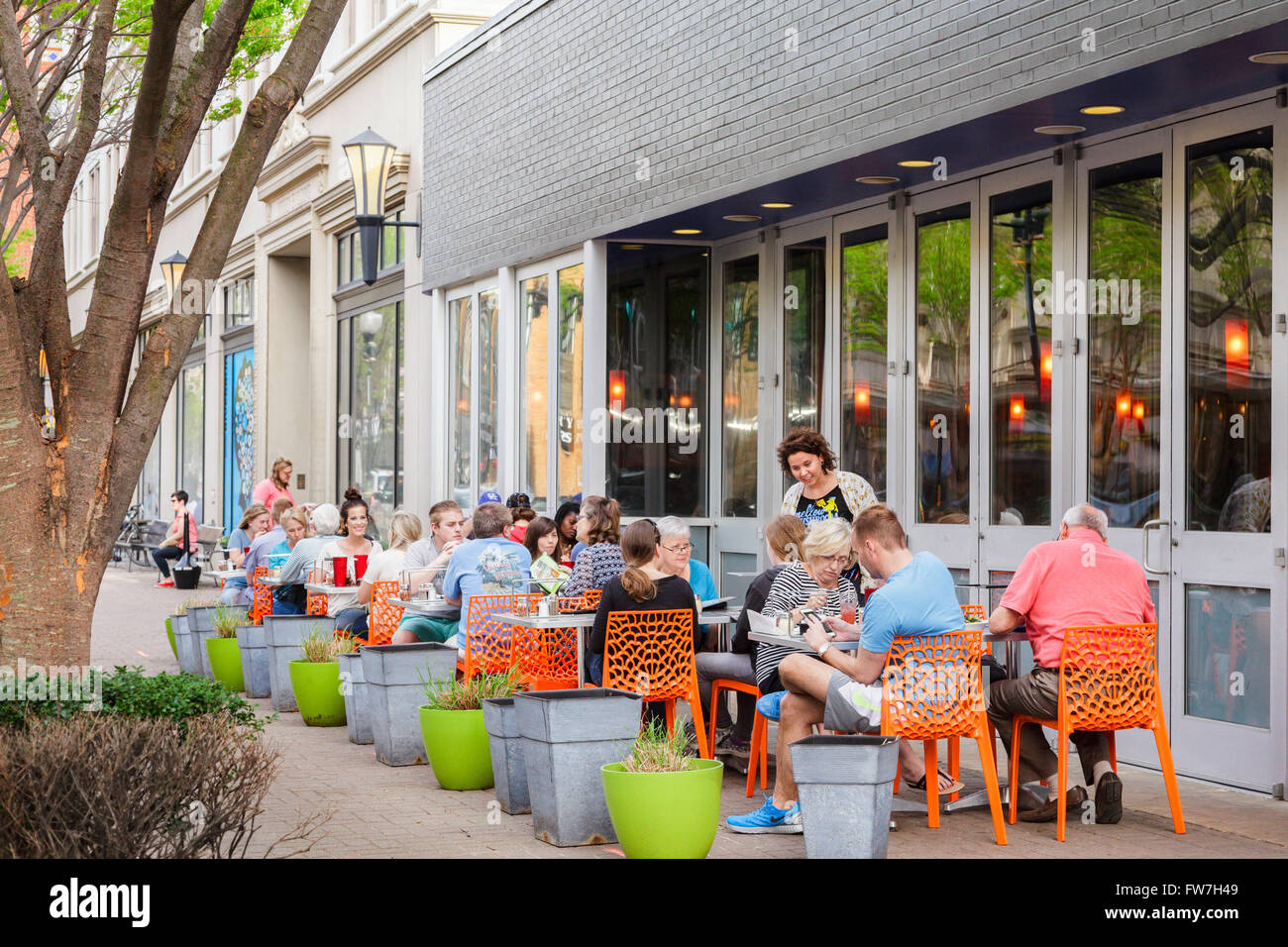 Essen im Freien auf der Fourth Street, Winston-Salem, North Carolina, USA. Stockfoto