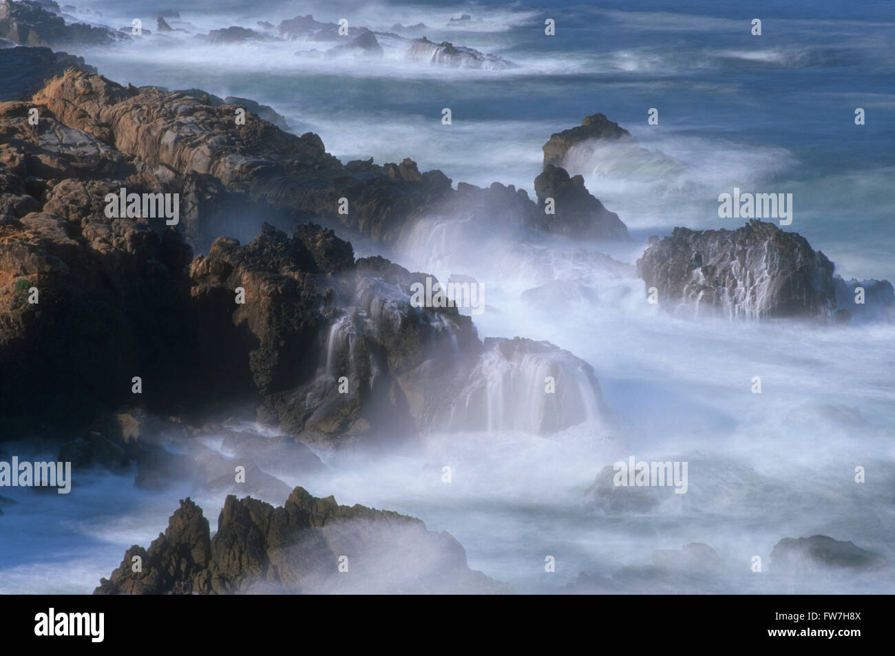 Wellen im Ozean fließt über Felsküste, Monterey, Kalifornien, Vereinigte Staaten von Amerika Stockfoto