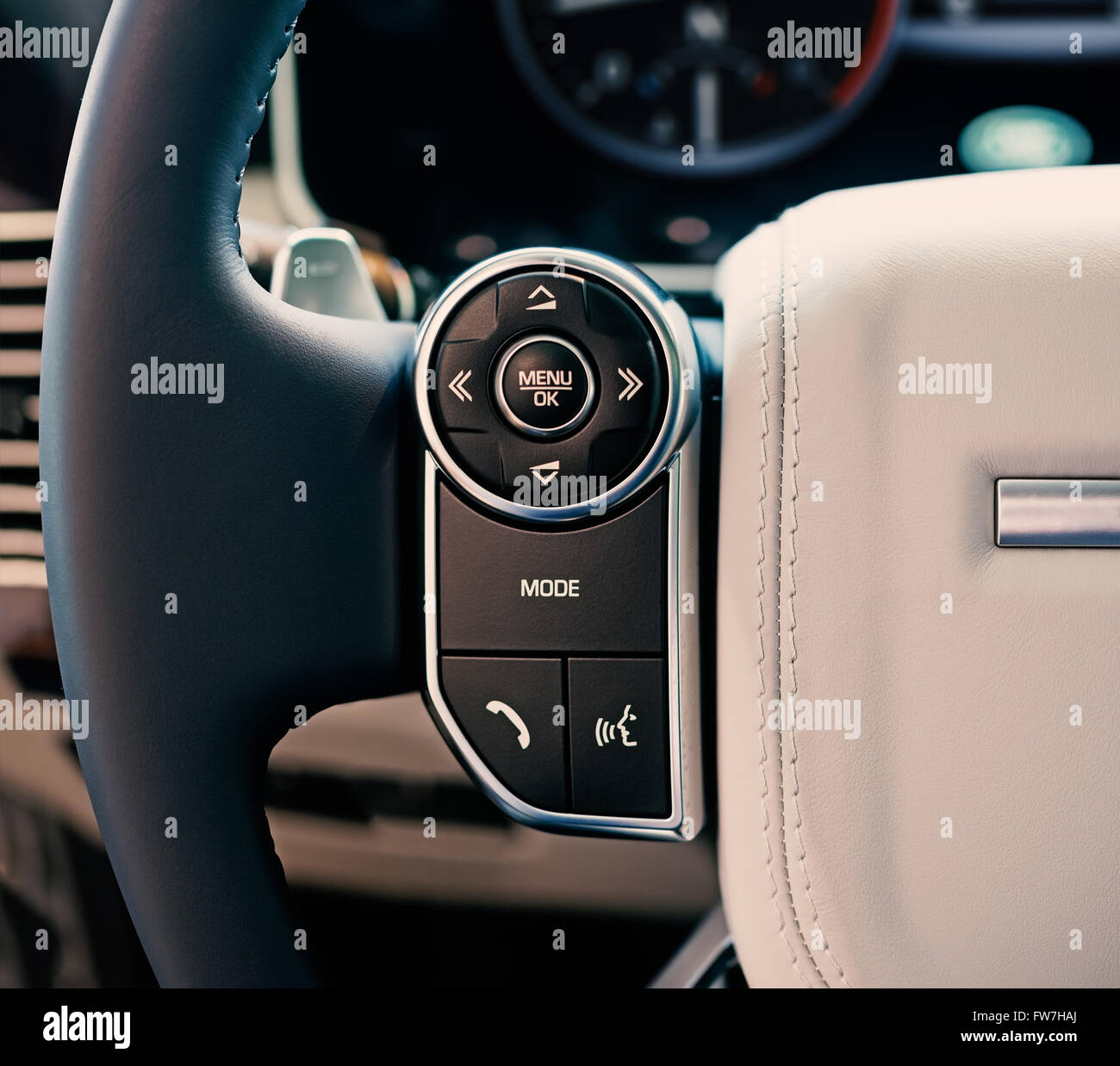 Luxus-Auto-Innenausstattung: Rad-Multimediasystem Steuertasten auf die Lenkung, geringe Schärfentiefe Stockfoto