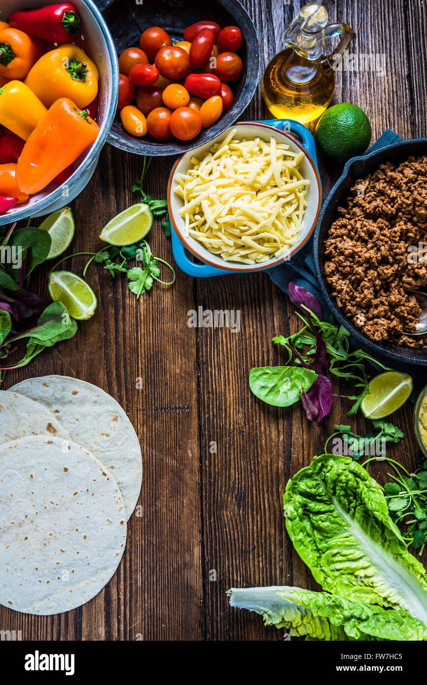 Authentische mexikanische Tortillas Zutaten auf den Tisch. Blick von oben, Raum für Rezept. Stockfoto