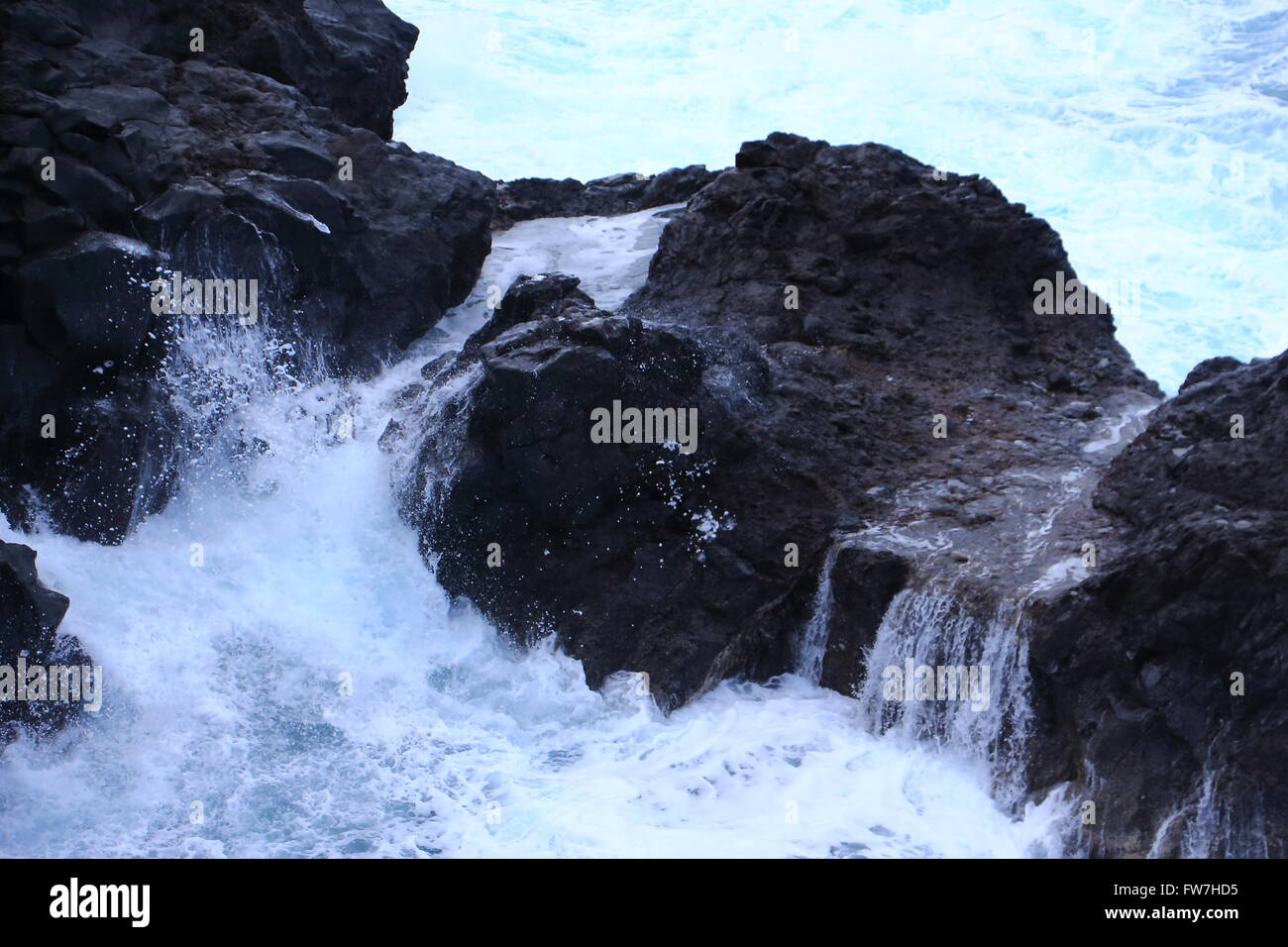Starke Wellen, die über die vulkanischen Felsen im Atlantik, an der Küste von Madeira. Stockfoto