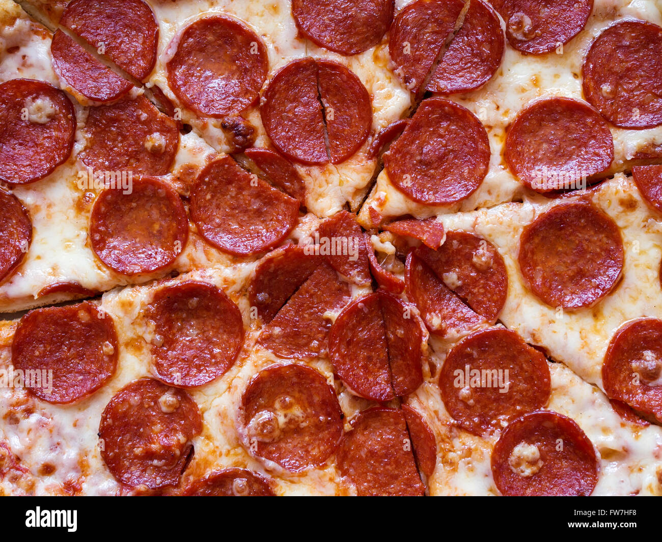 Peperoni-Pizza-Blick von oben Stockfoto