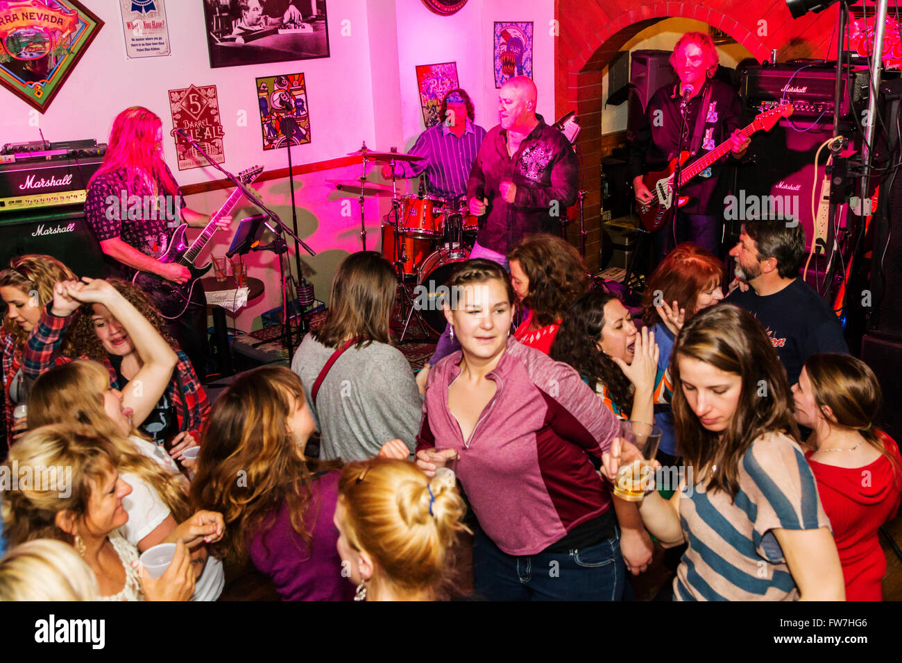 & Rock'n'Roll band Hairitage Wiedergabe von Musik in der Stockfoto