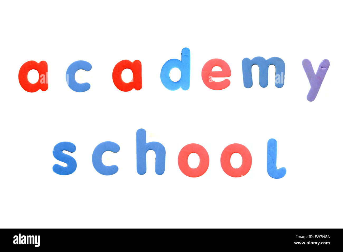 Die Worte fotografiert Academy School erstellt von magnetischen Kühlschrank Alphabet Stücke vor einem weißen Hintergrund. Stockfoto