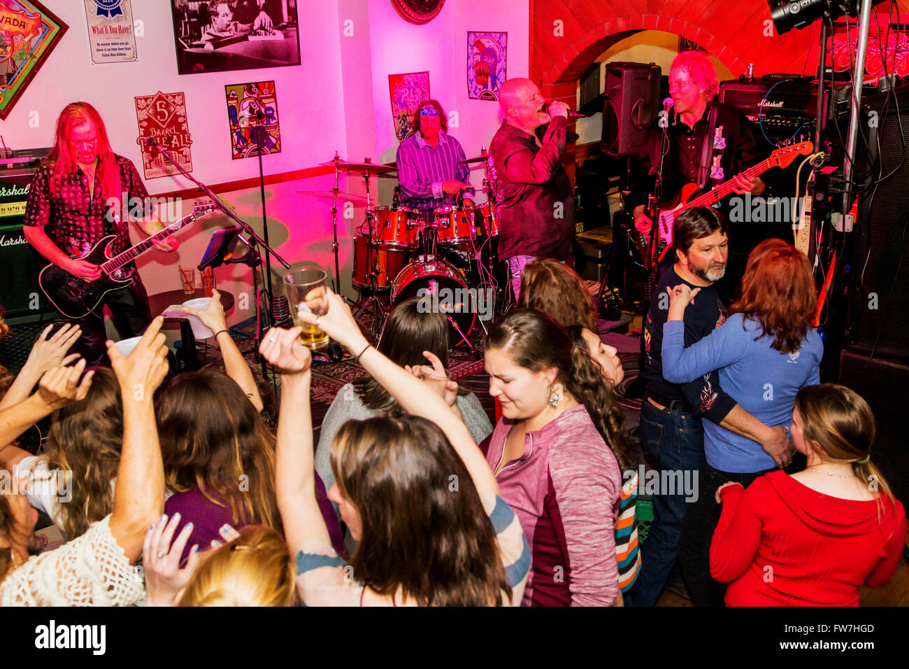 & Rock'n'Roll band Hairitage Wiedergabe von Musik in der Stockfoto
