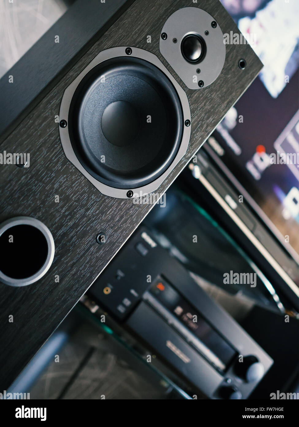 Home-Entertainment-Center. Close-up-audio-Lautsprecher. Geringe Schärfentiefe. Niedrigen Winkel Verical Ansicht neigen. Stockfoto