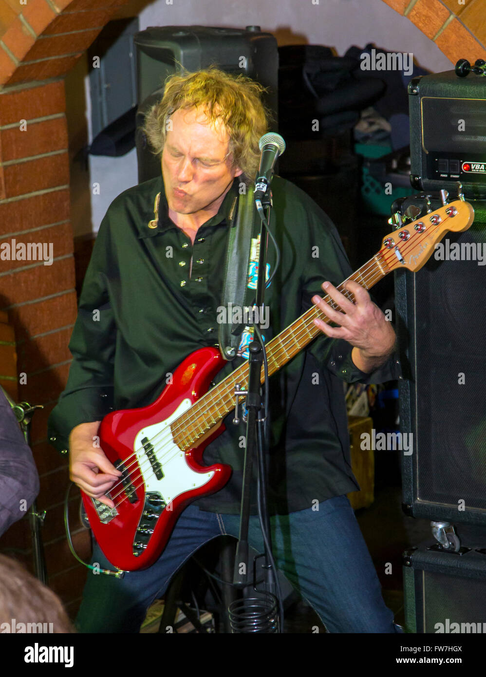 Martin Epp, Gitarrist, Rock & Roll Band Hairitage Musik in der Taverne Victoria; Salida; Colorado; USA Stockfoto