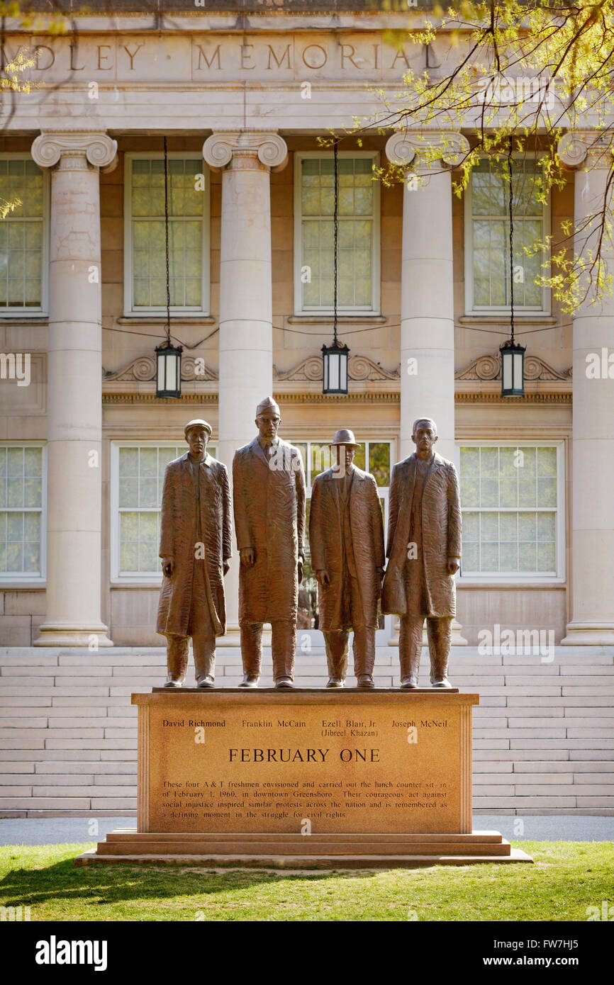 Skulptur auf dem Campus der North Carolina A & T State University ehrt die Greensboro vier sitzen als Erstsemester inszeniert 1. Februar 1960 Stockfoto