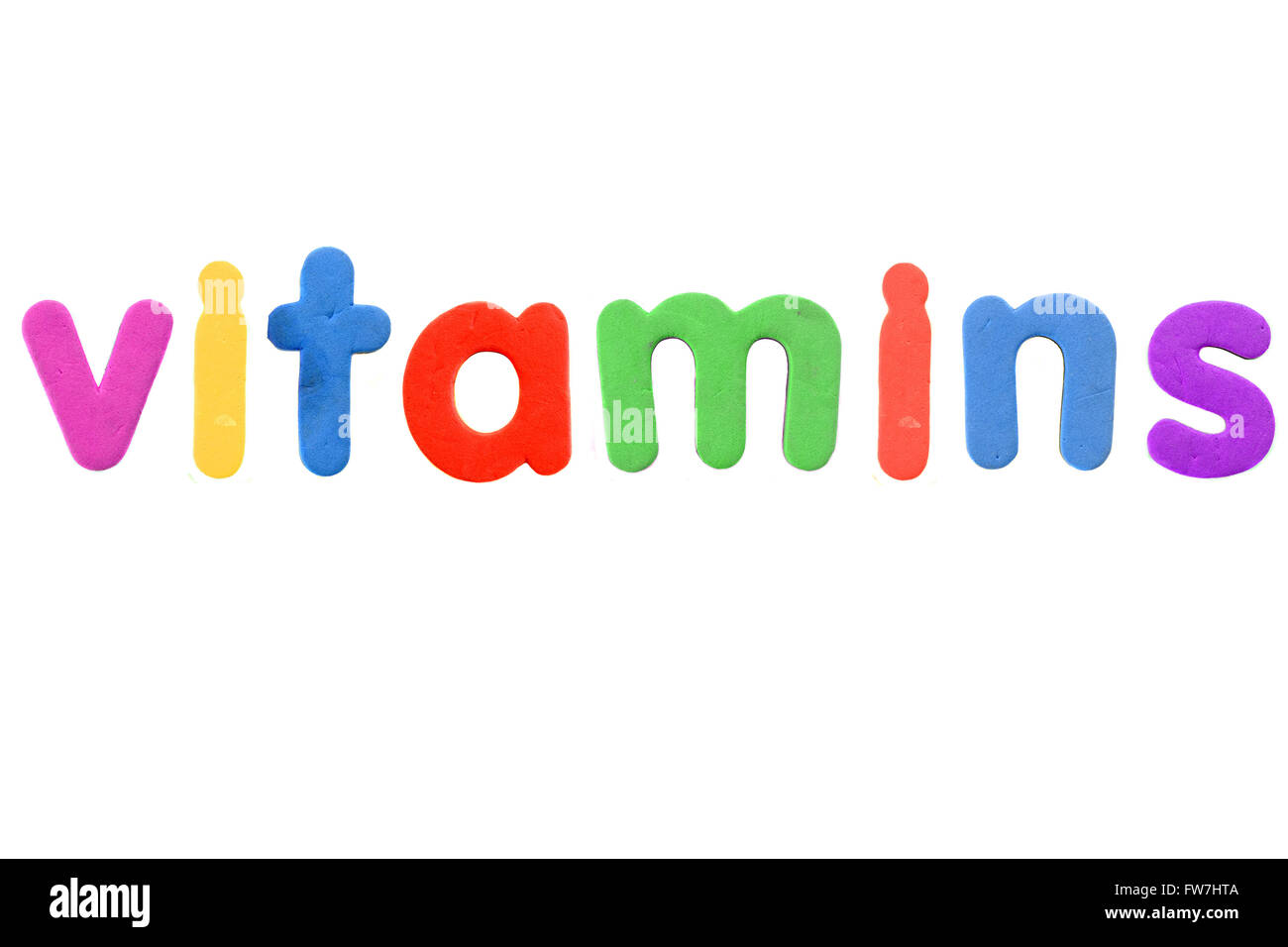 Das Wort Vitamine erstellt von magnetischen Kühlschrank Alphabet Stücke vor weißem Hintergrund fotografiert. Stockfoto