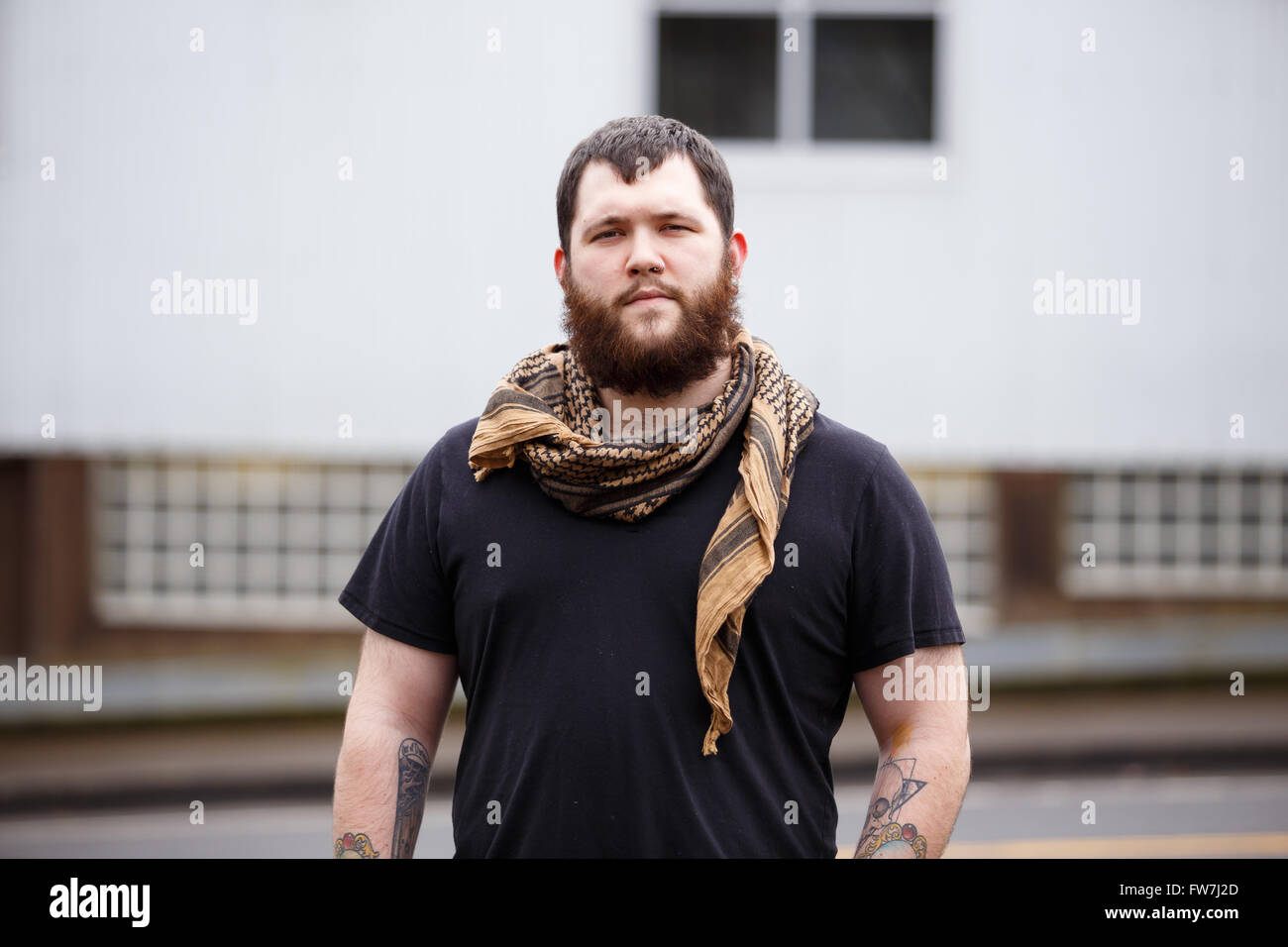 EUGENE, OR - 20. März 2016: Städtebauliches Portrait eines bärtigen Hipster-Menschen mit Tattoos. Stockfoto
