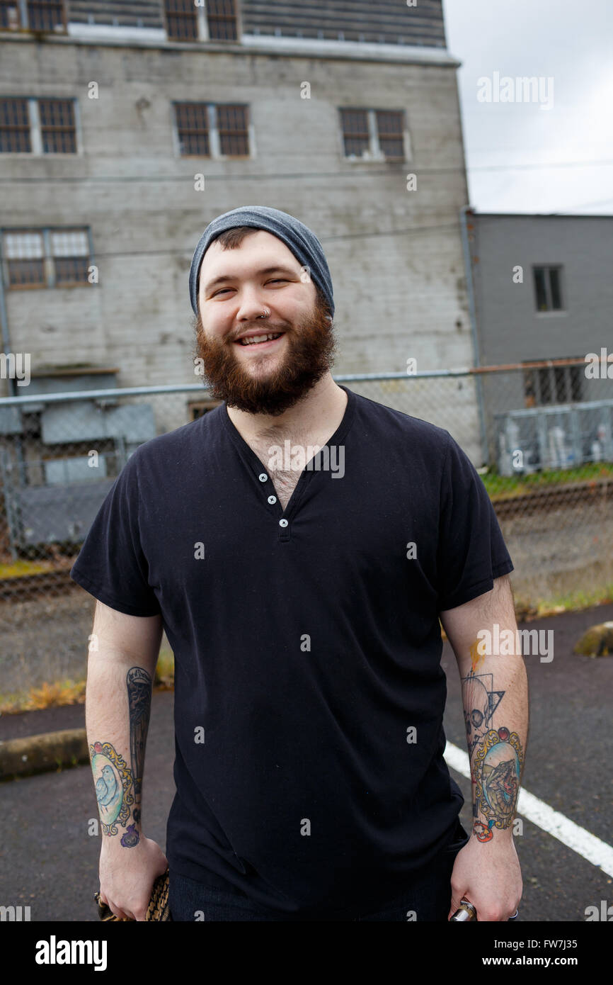 EUGENE, OR - 20. März 2016: Städtebauliches Portrait eines bärtigen Hipster-Menschen mit Tattoos. Stockfoto