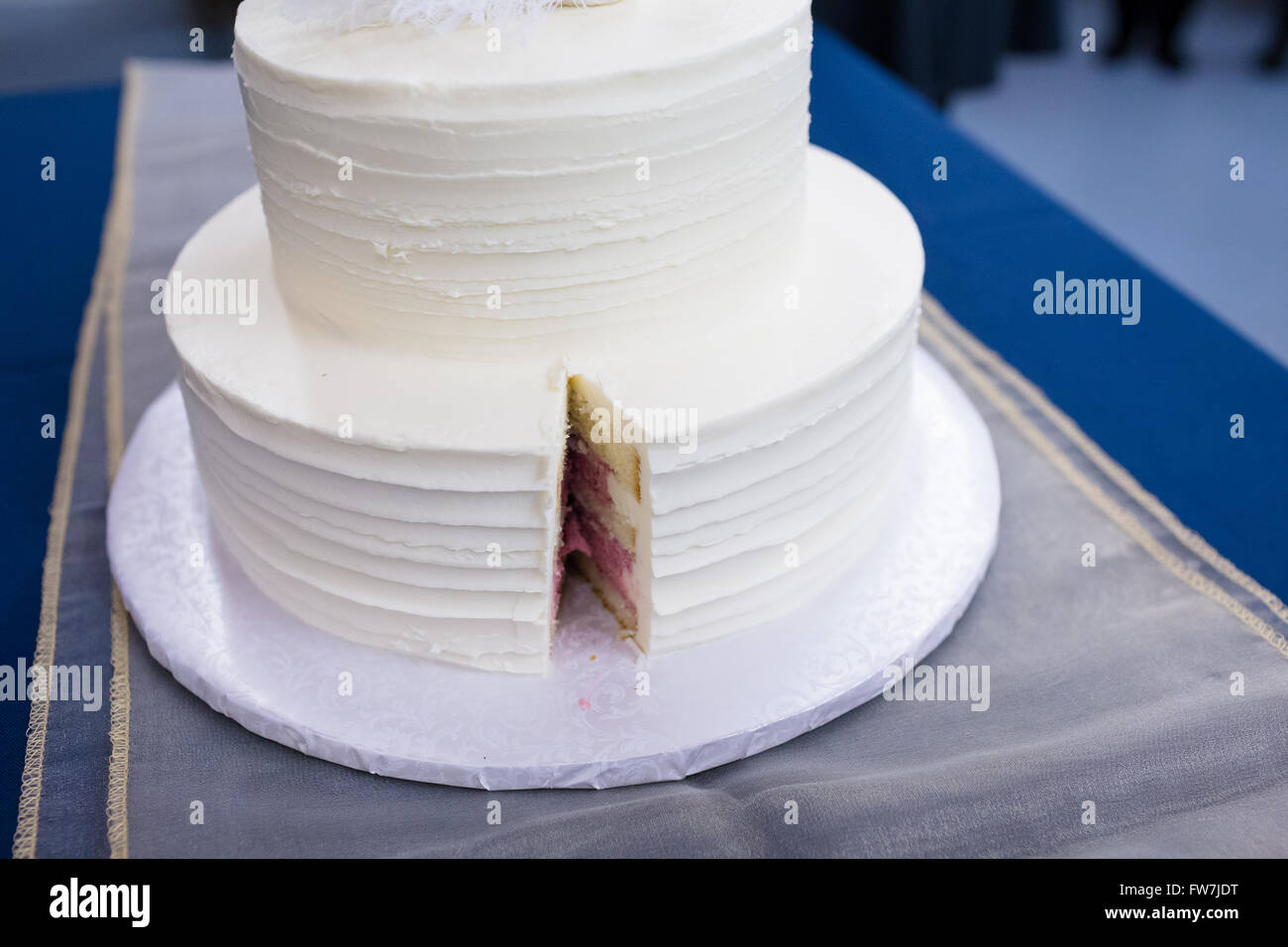 Kuchen schneiden hochzeit -Fotos und -Bildmaterial in hoher Auflösung ...
